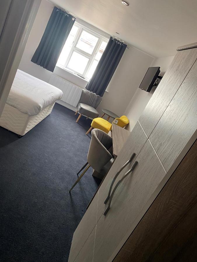 Beaufort Park Hotel Молд Екстериор снимка