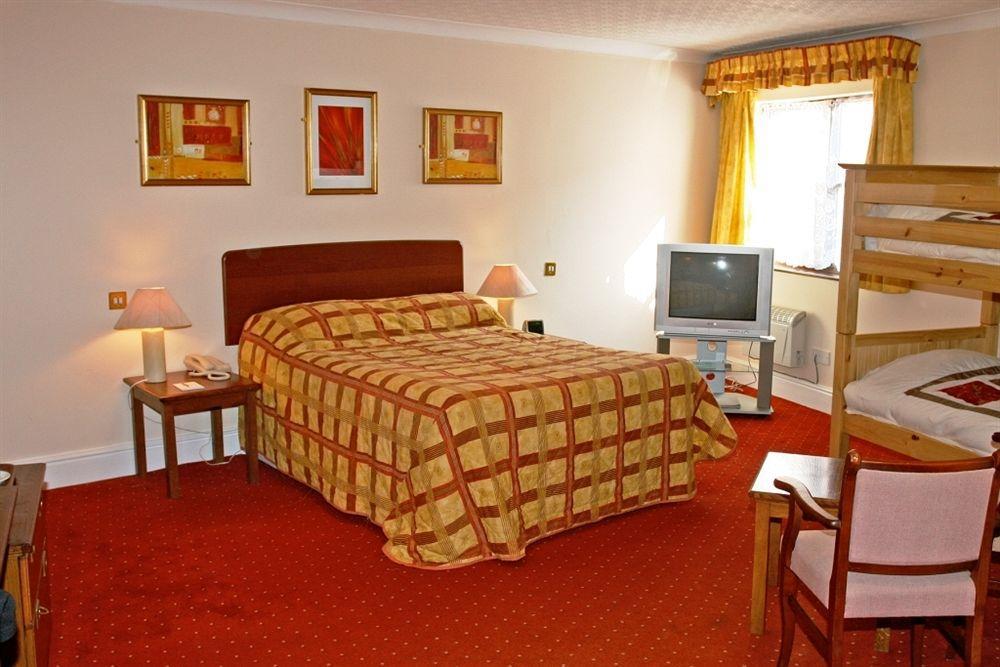 Beaufort Park Hotel Молд Екстериор снимка