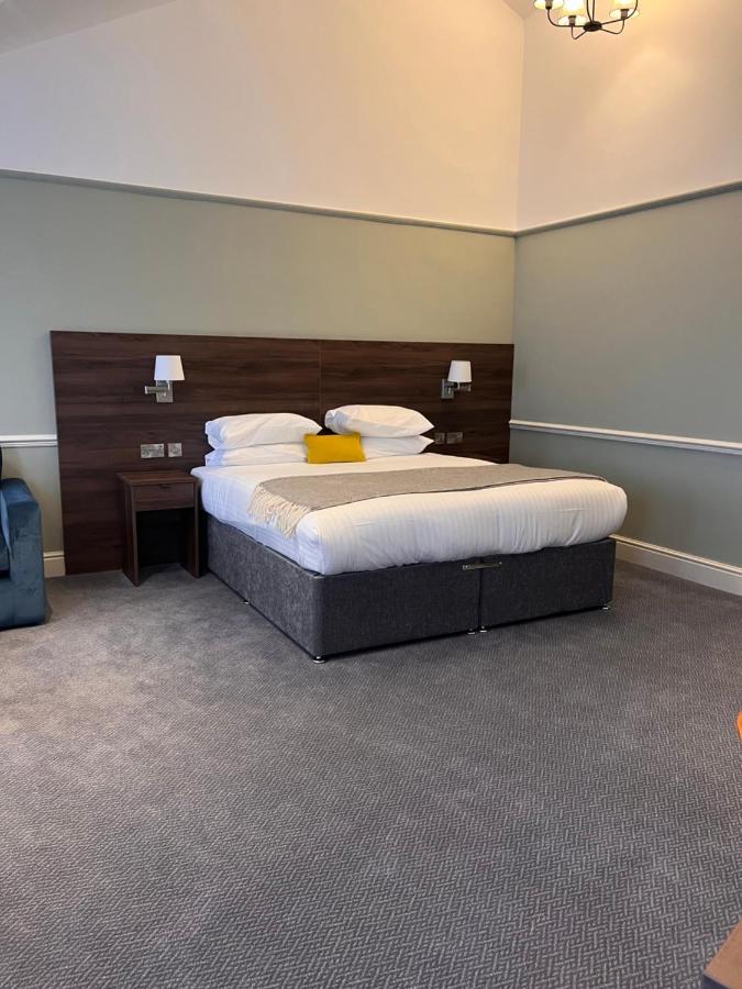 Beaufort Park Hotel Молд Екстериор снимка