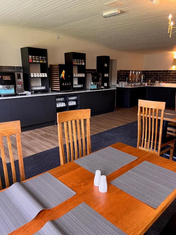 Beaufort Park Hotel Молд Екстериор снимка