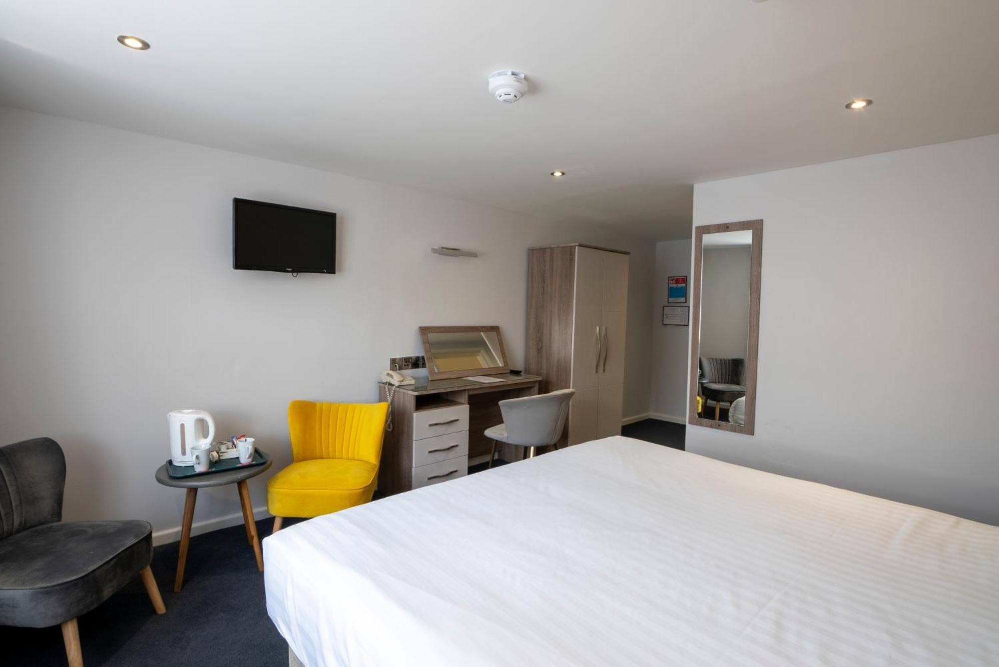 Beaufort Park Hotel Молд Екстериор снимка