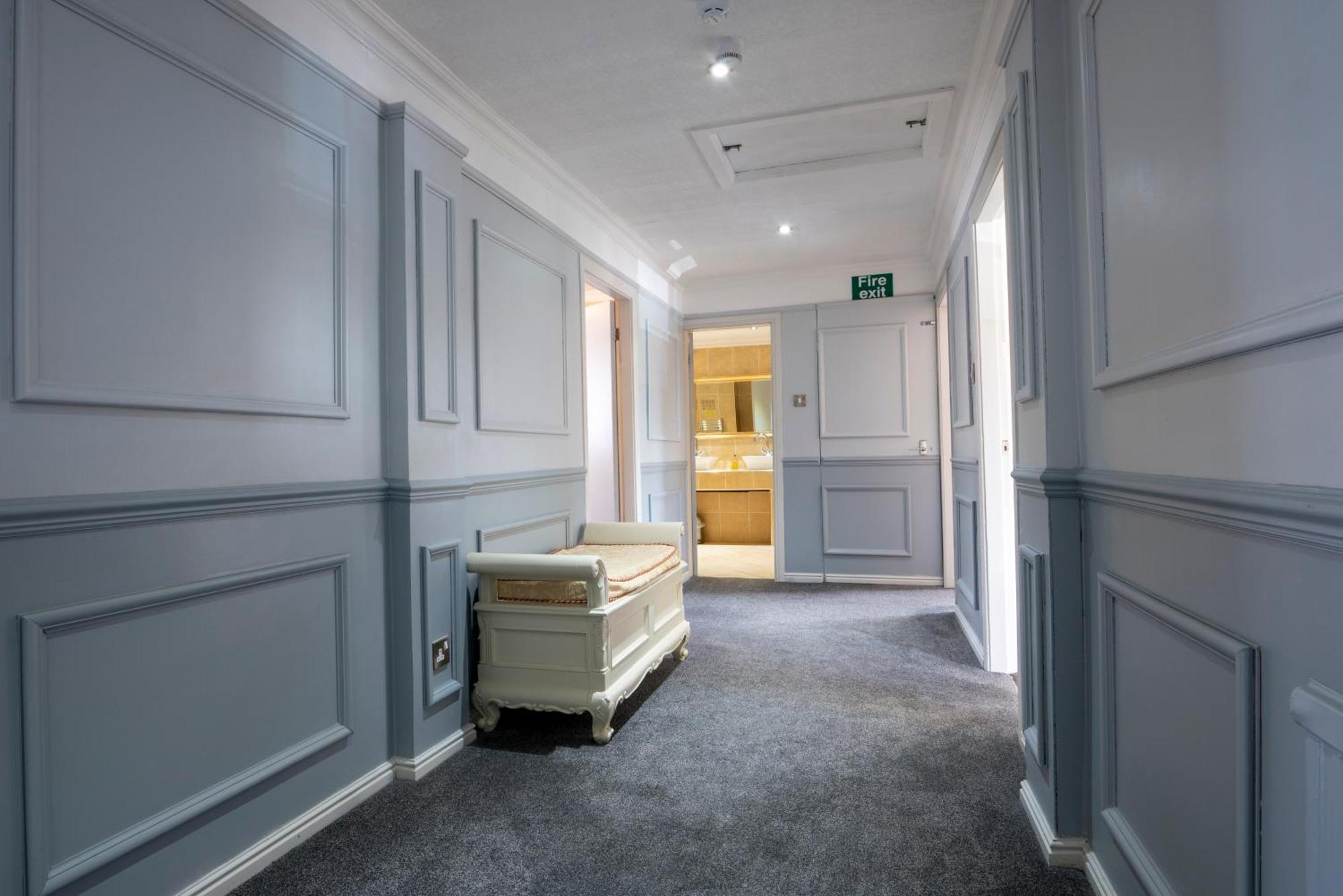Beaufort Park Hotel Молд Екстериор снимка
