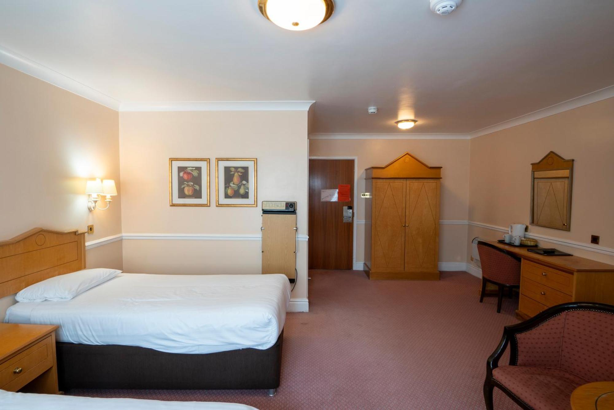Beaufort Park Hotel Молд Екстериор снимка