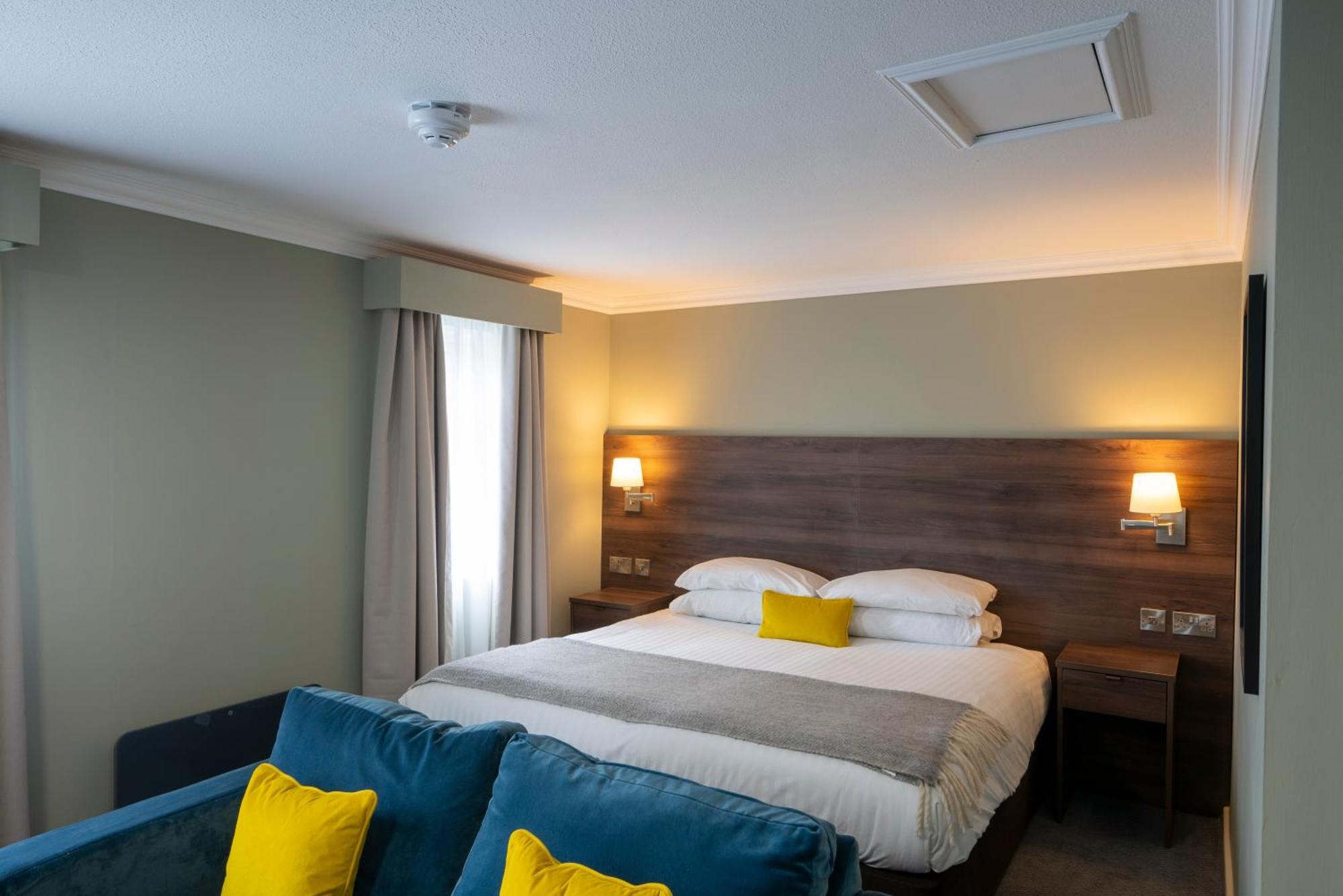 Beaufort Park Hotel Молд Екстериор снимка