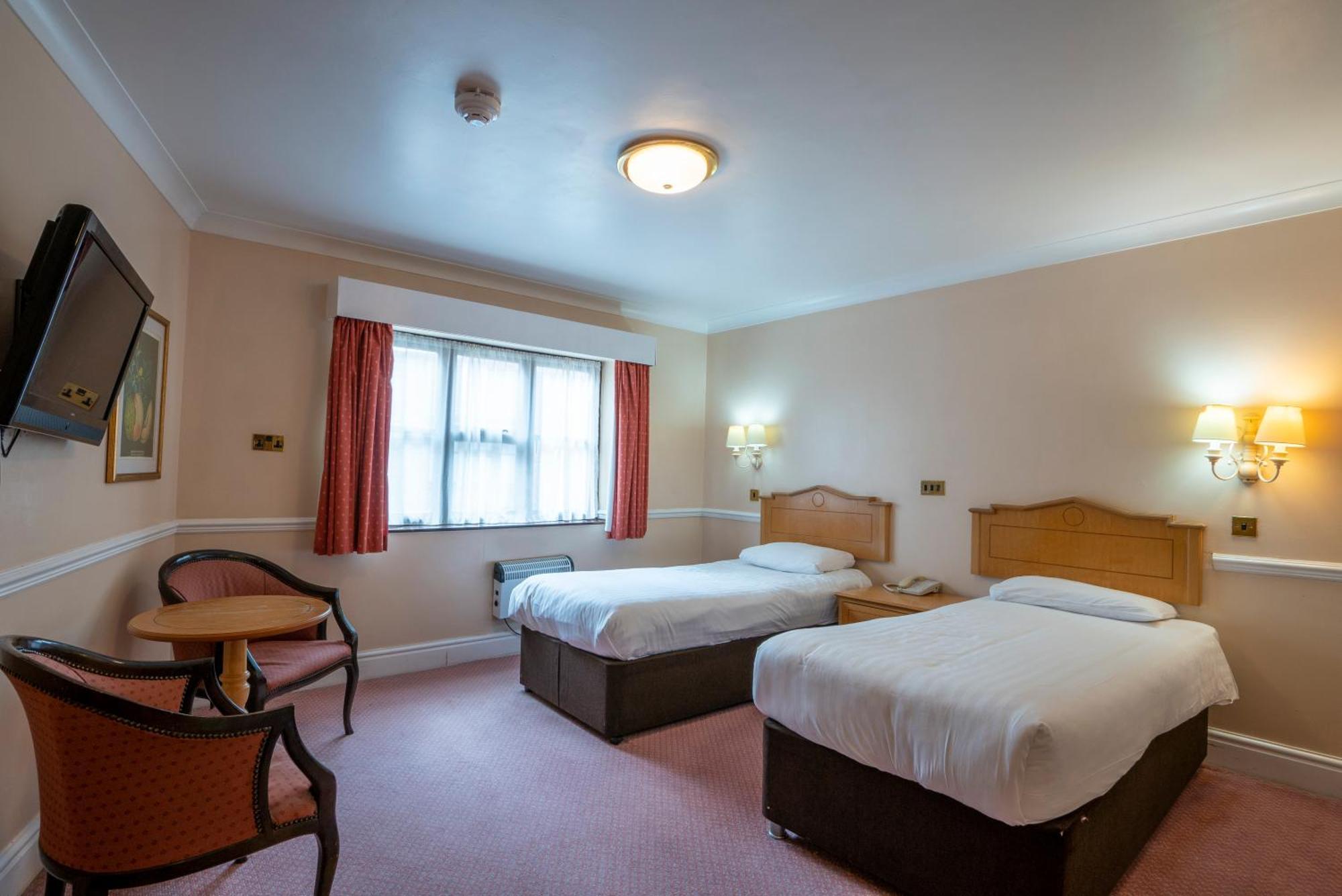 Beaufort Park Hotel Молд Екстериор снимка