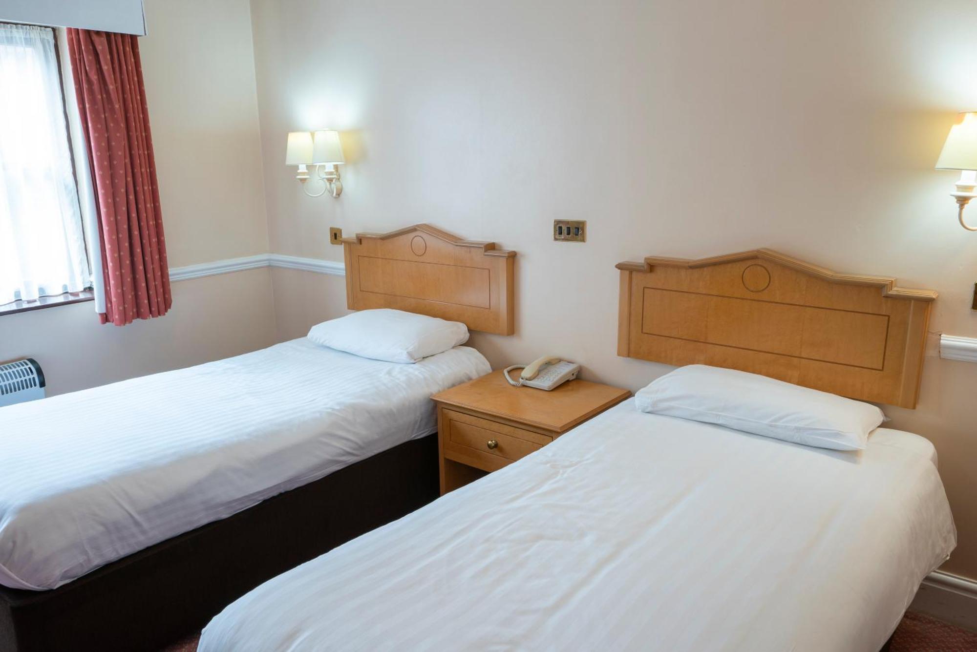 Beaufort Park Hotel Молд Екстериор снимка