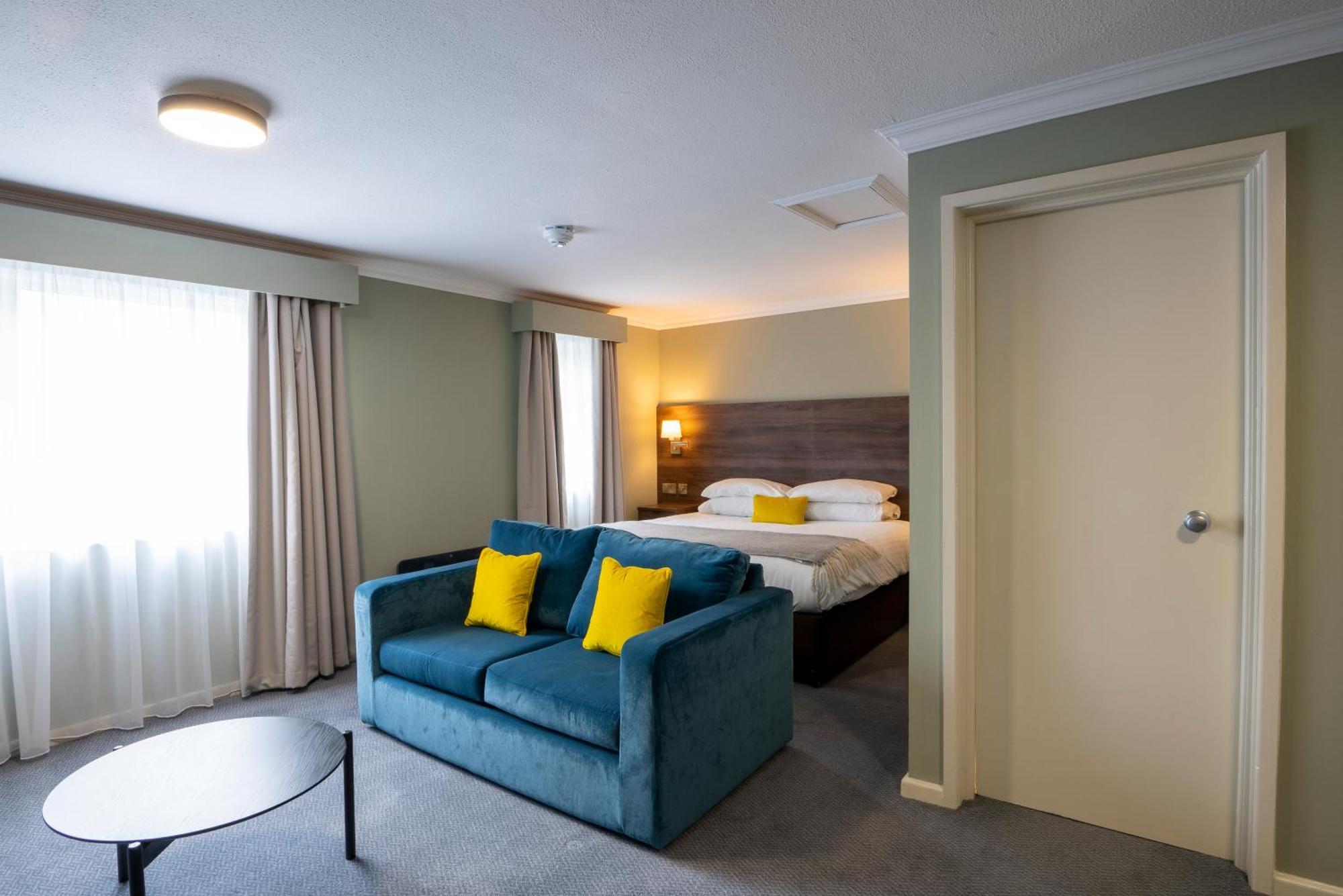 Beaufort Park Hotel Молд Екстериор снимка