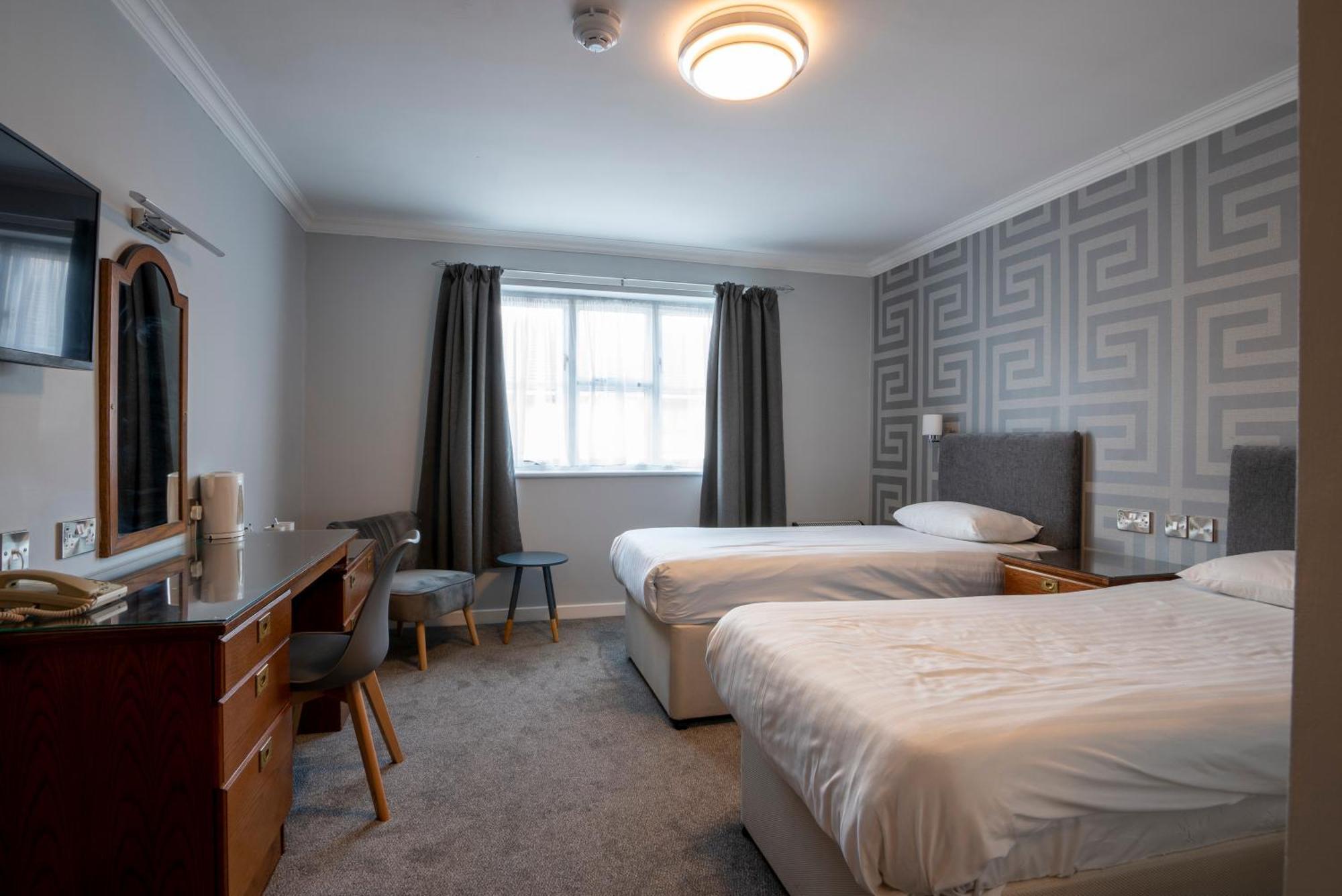 Beaufort Park Hotel Молд Екстериор снимка
