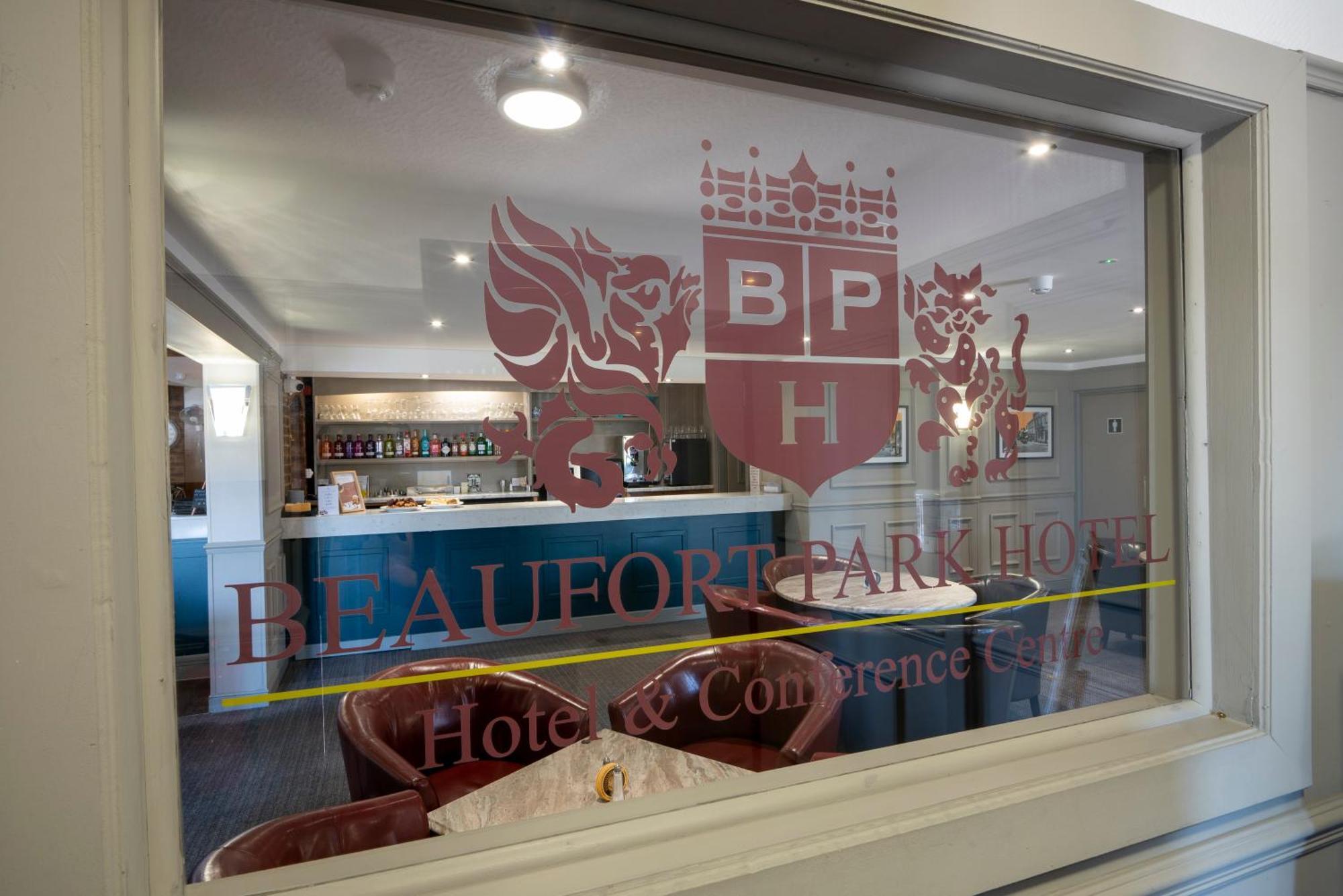 Beaufort Park Hotel Молд Екстериор снимка