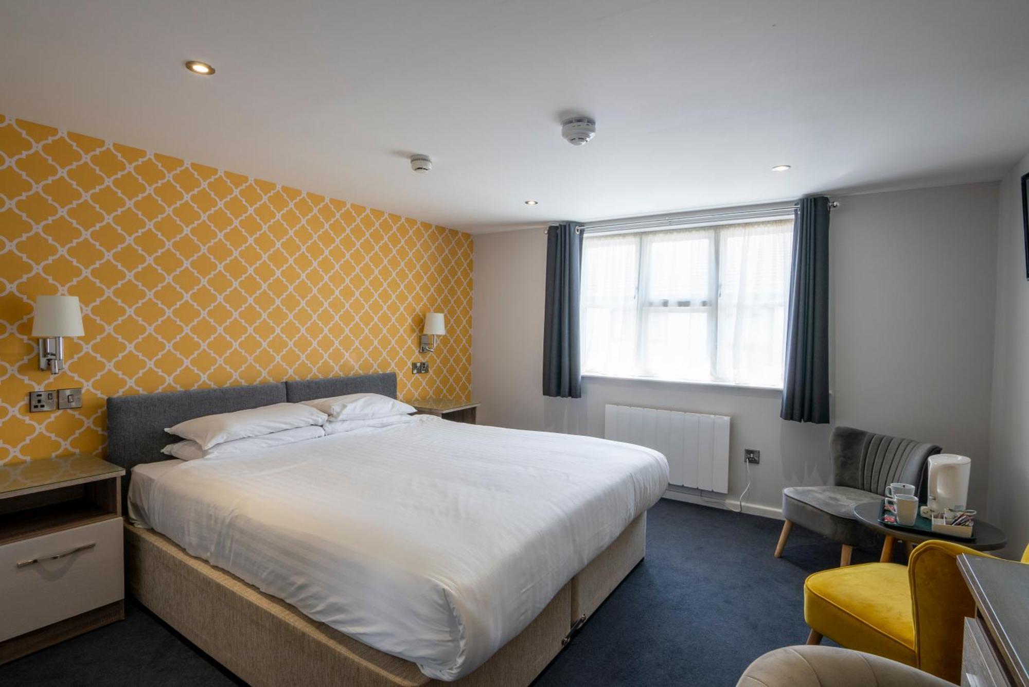 Beaufort Park Hotel Молд Екстериор снимка