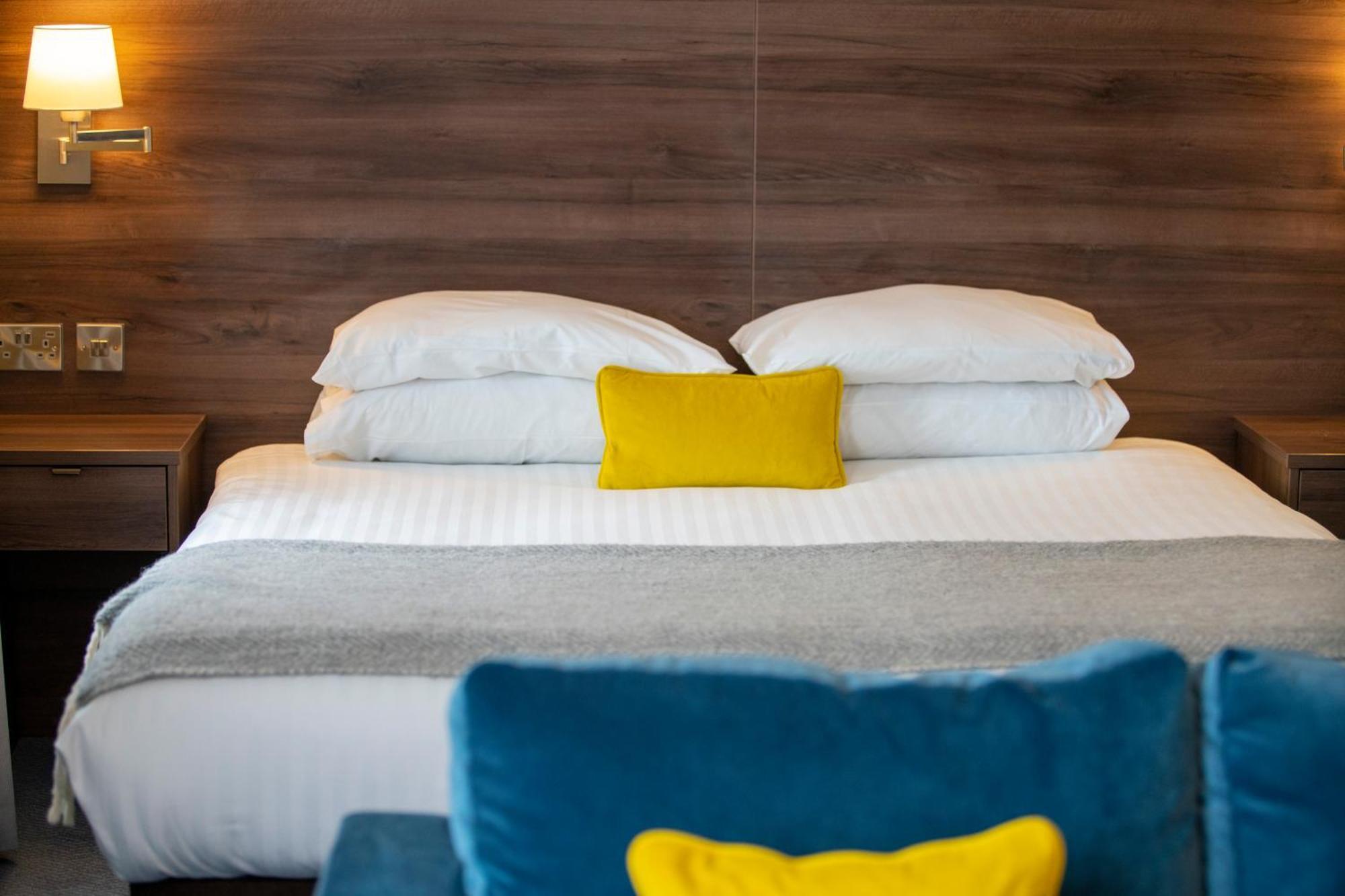 Beaufort Park Hotel Молд Екстериор снимка
