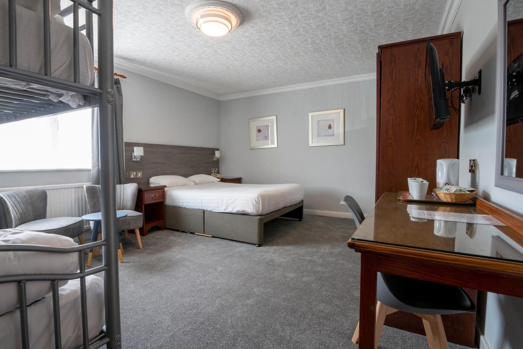 Beaufort Park Hotel Молд Екстериор снимка