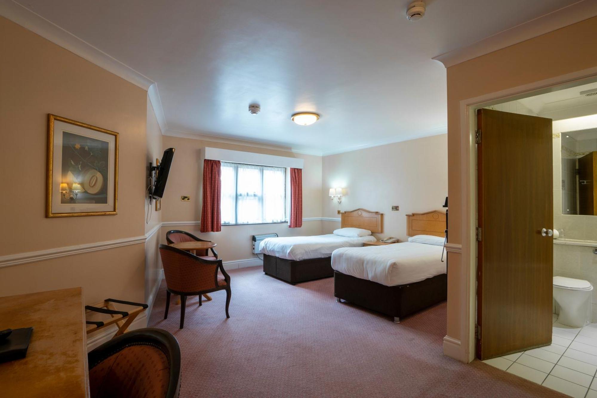 Beaufort Park Hotel Молд Екстериор снимка