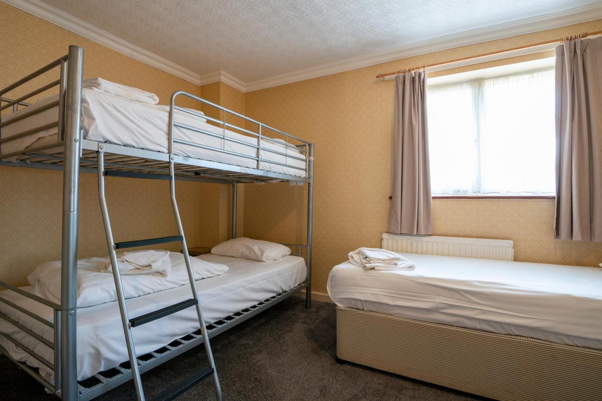 Beaufort Park Hotel Молд Екстериор снимка