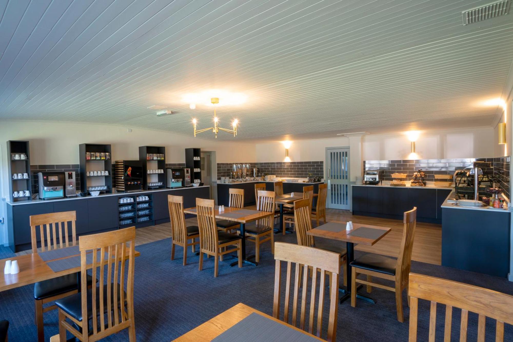 Beaufort Park Hotel Молд Екстериор снимка