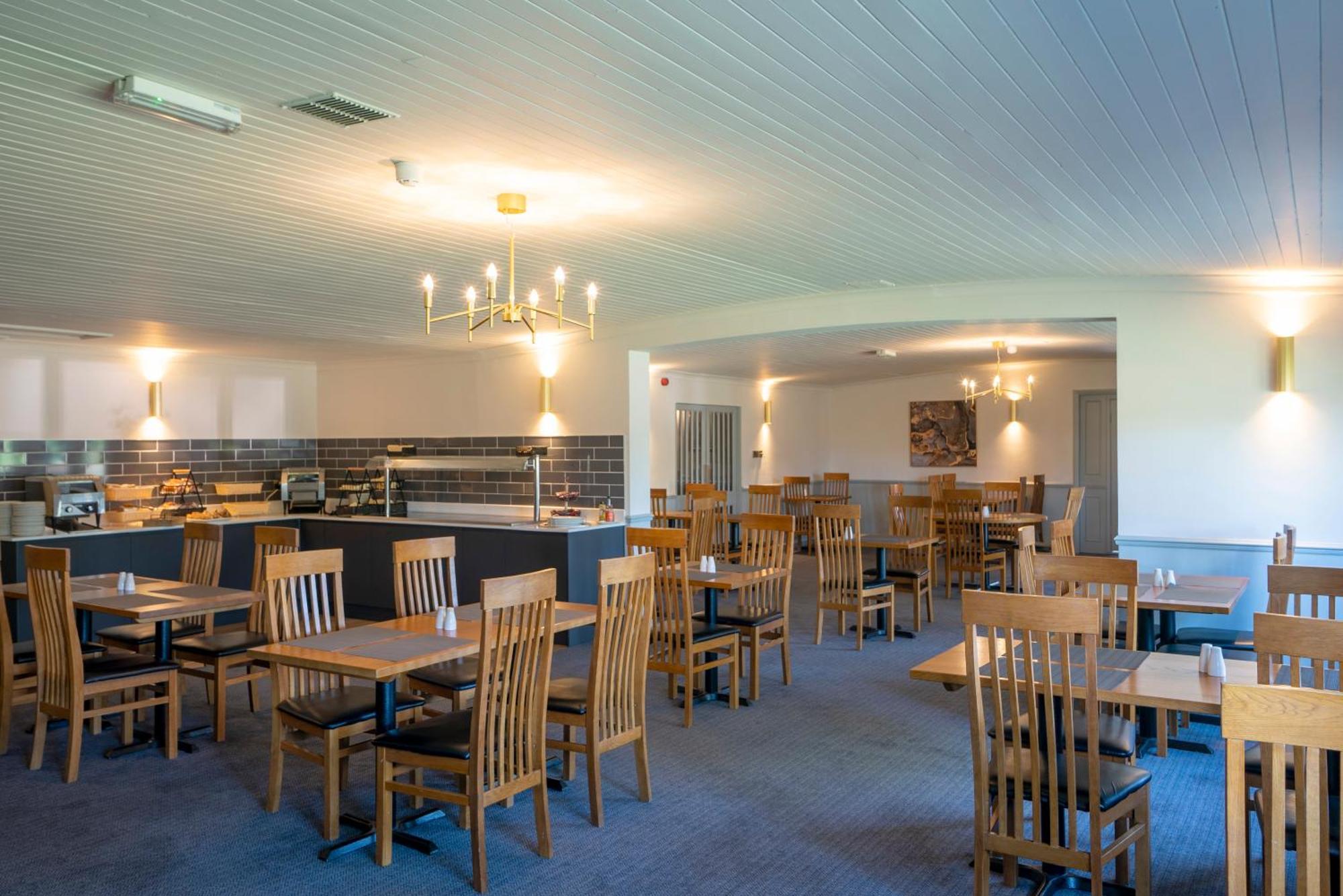 Beaufort Park Hotel Молд Екстериор снимка