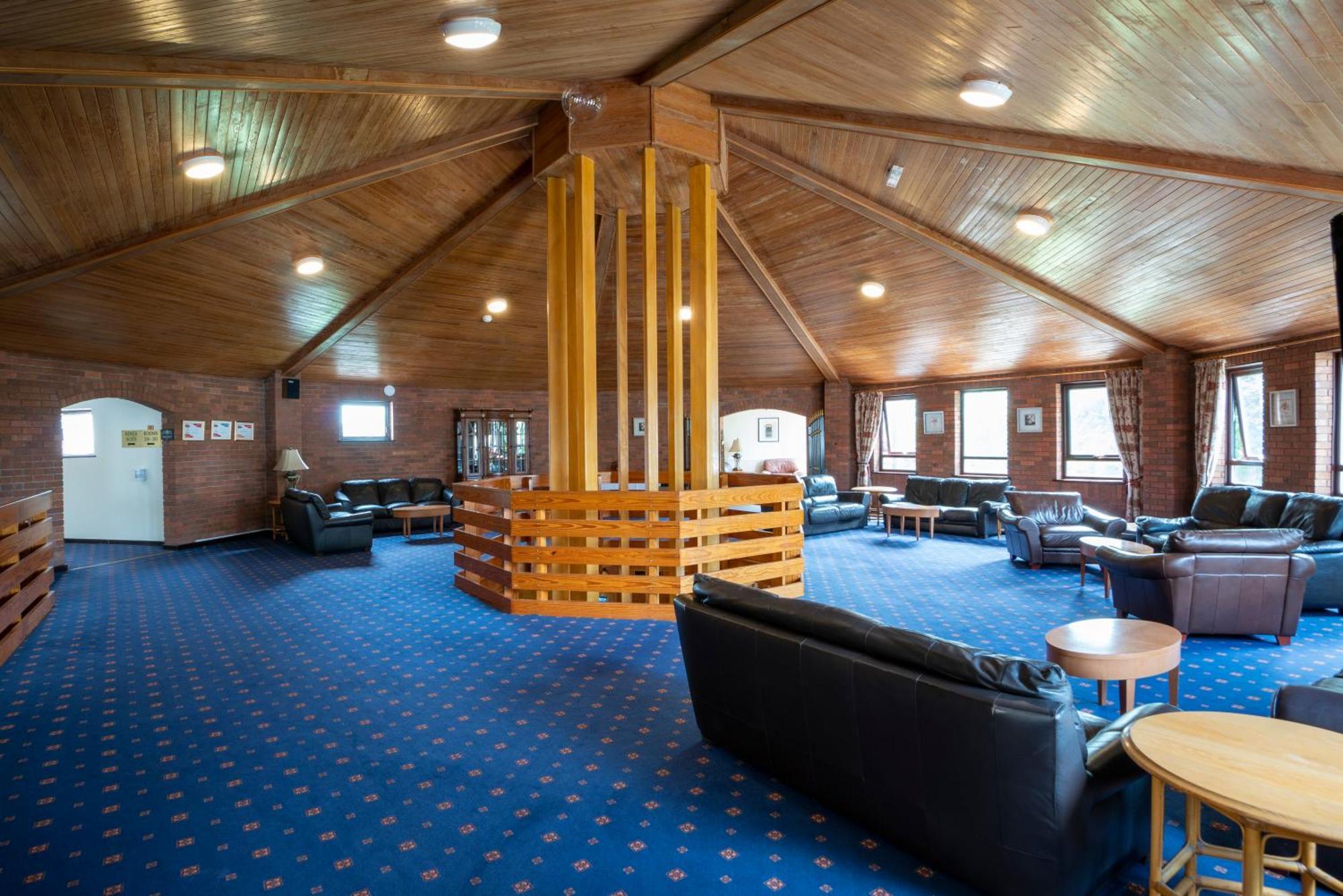 Beaufort Park Hotel Молд Екстериор снимка
