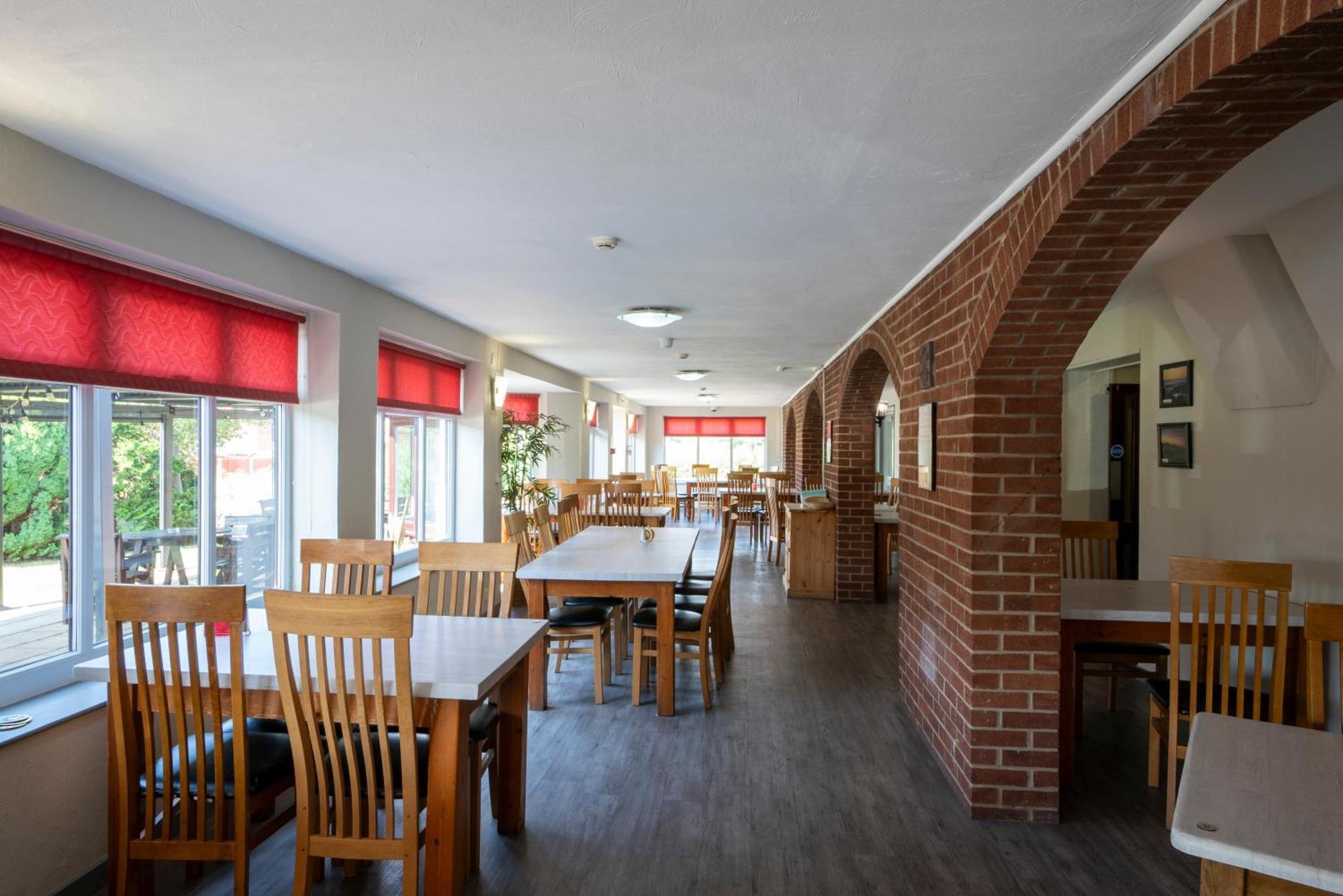 Beaufort Park Hotel Молд Екстериор снимка