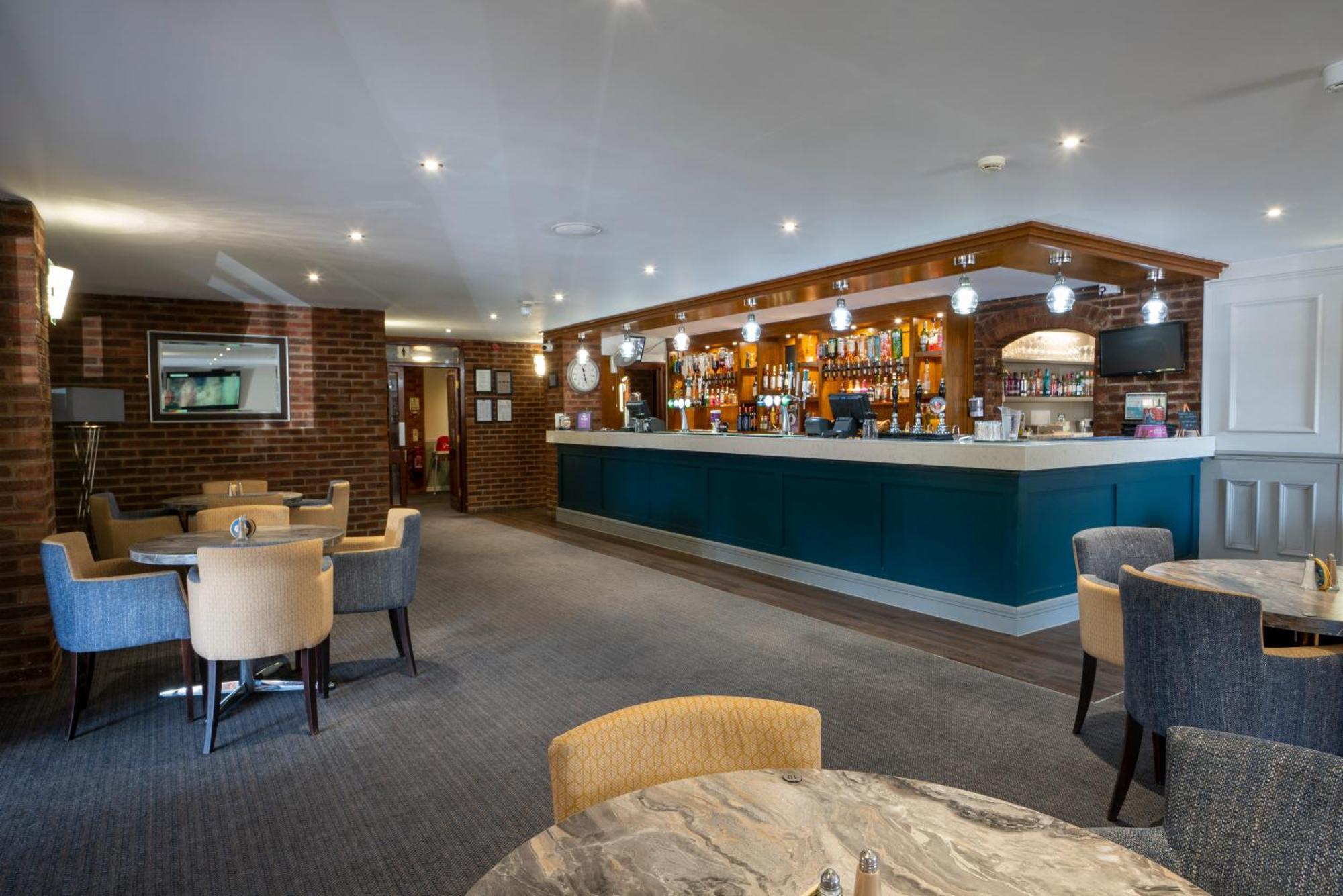 Beaufort Park Hotel Молд Екстериор снимка
