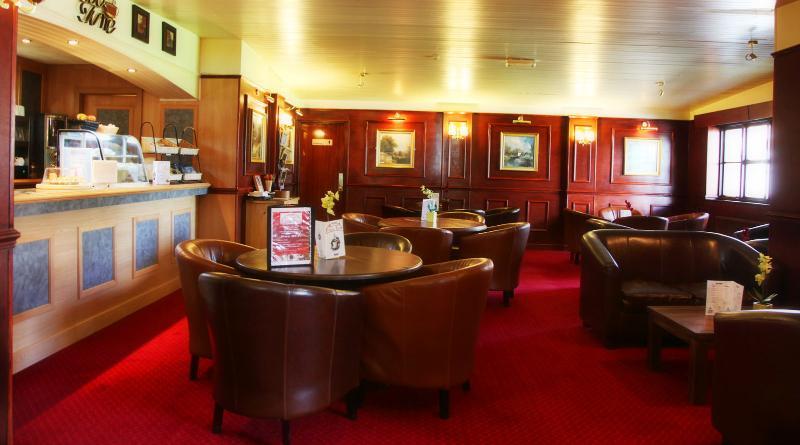 Beaufort Park Hotel Молд Екстериор снимка