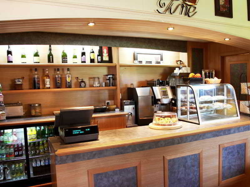 Beaufort Park Hotel Молд Екстериор снимка