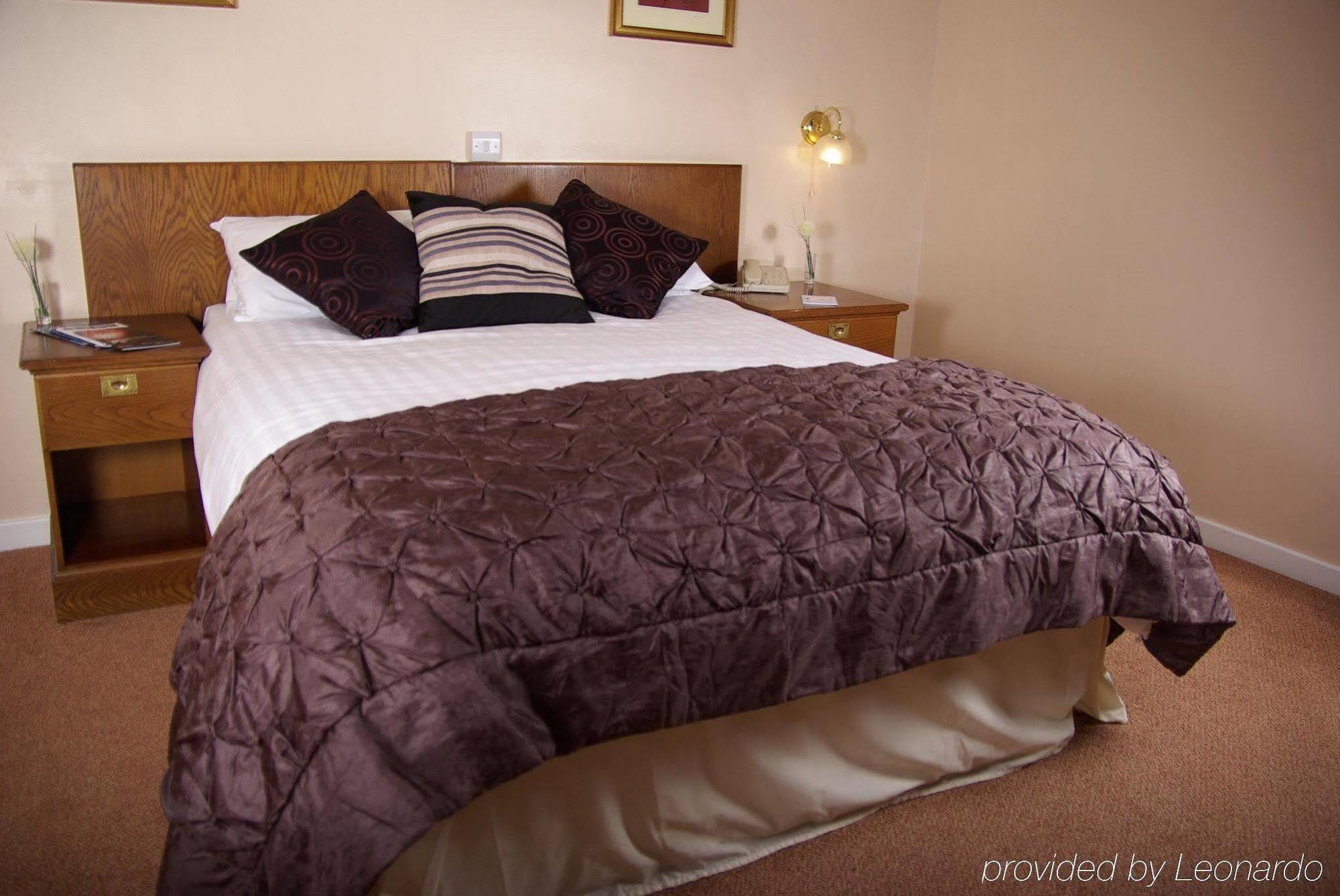 Beaufort Park Hotel Молд Стая снимка