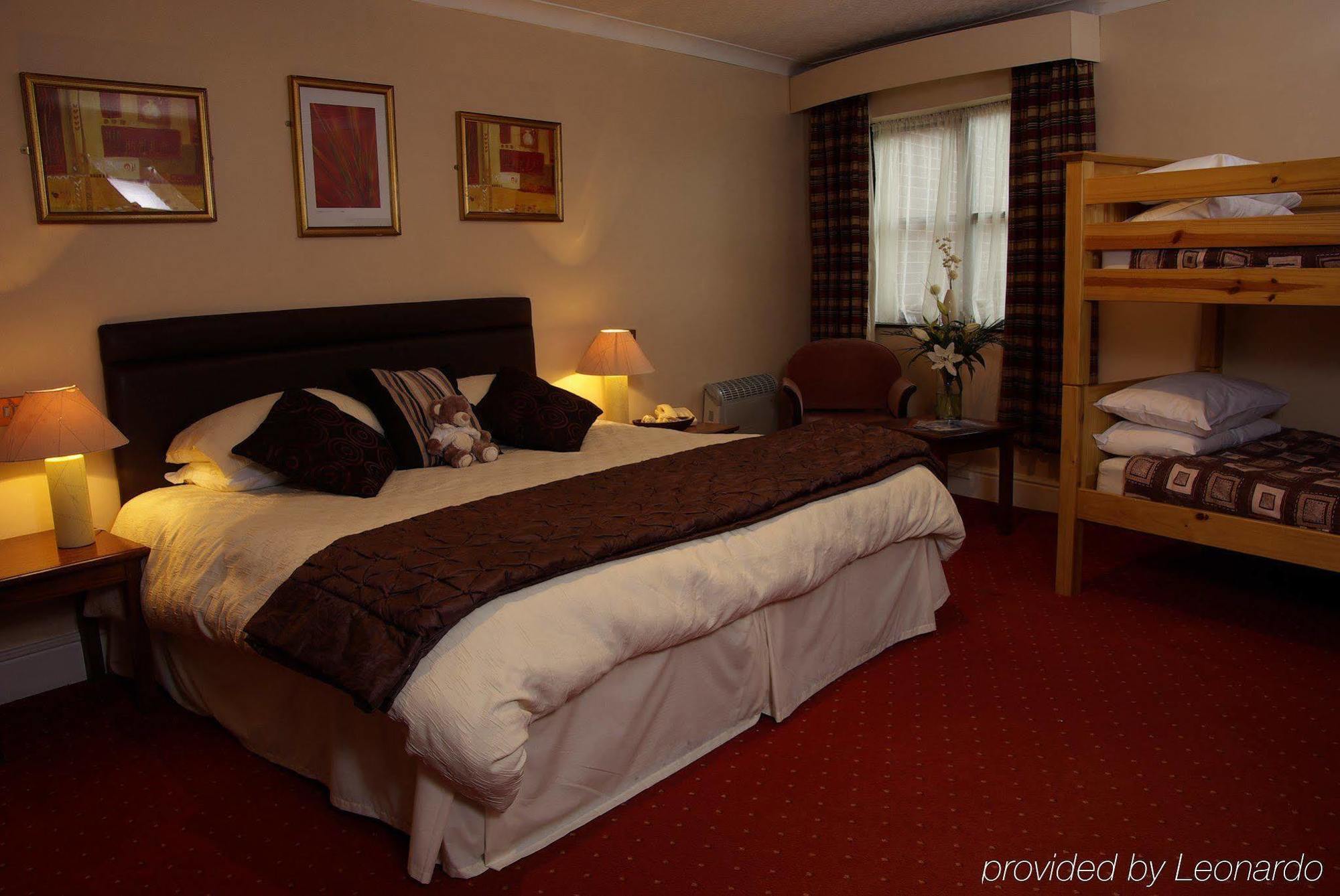 Beaufort Park Hotel Молд Стая снимка