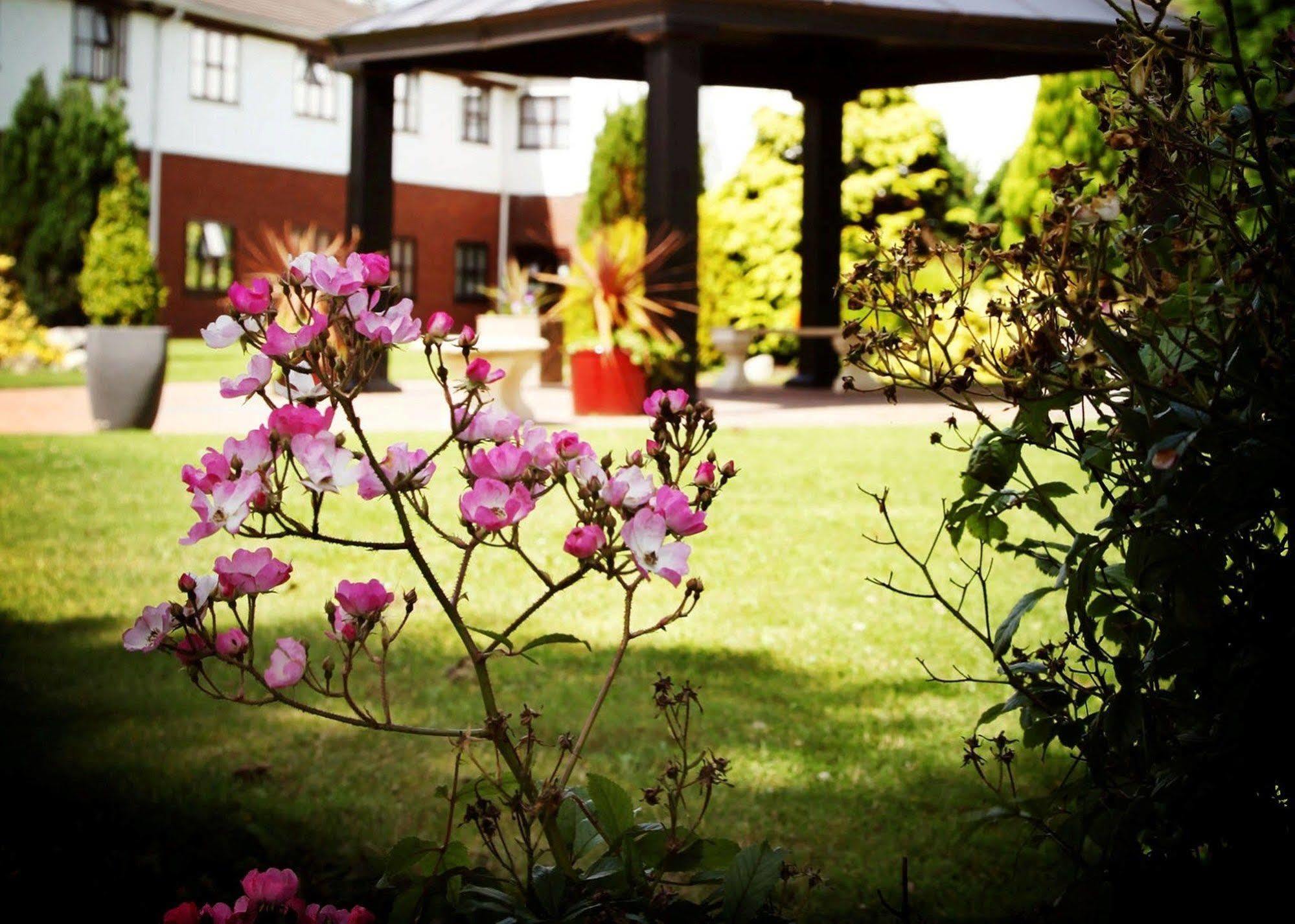 Beaufort Park Hotel Молд Екстериор снимка