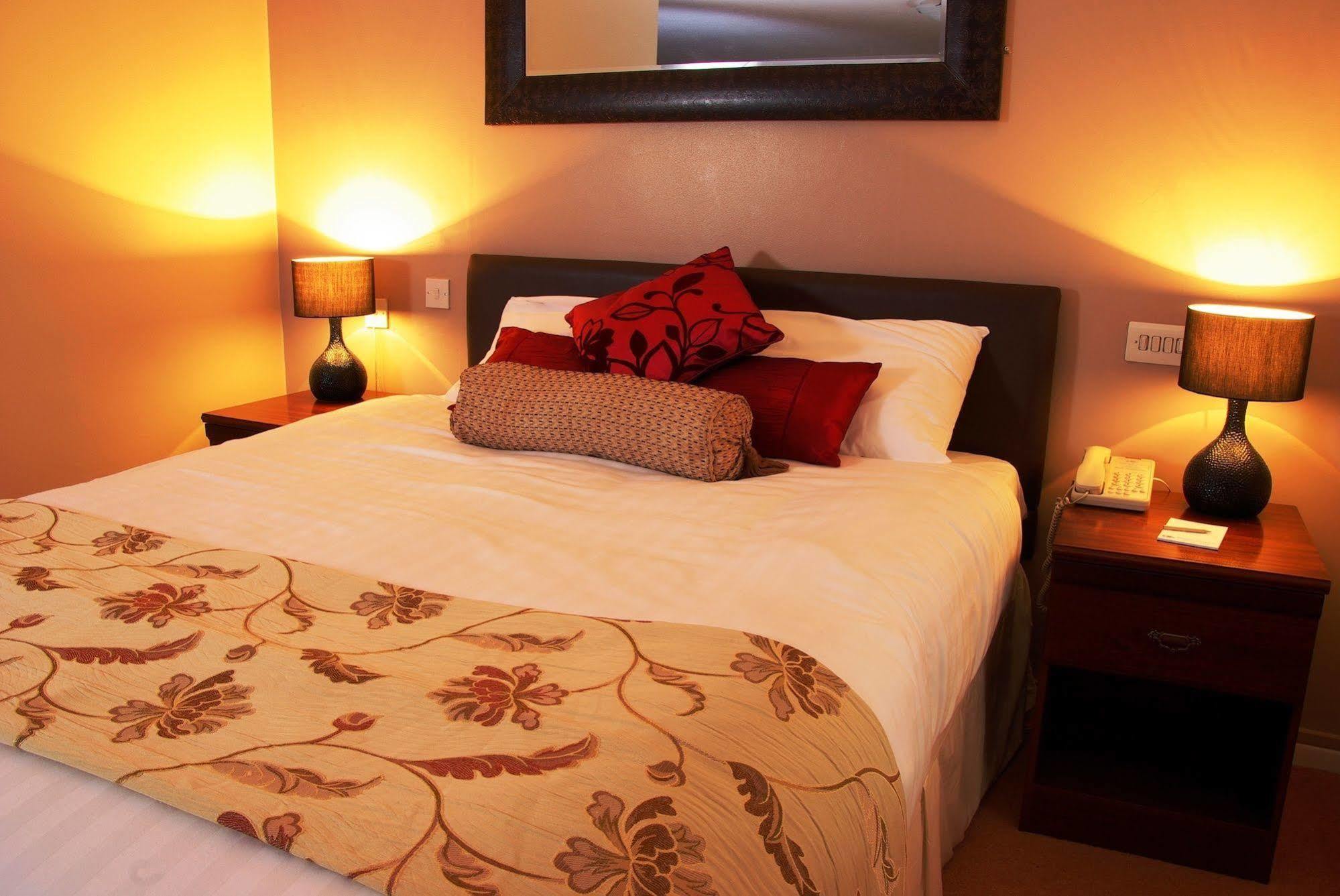 Beaufort Park Hotel Молд Екстериор снимка
