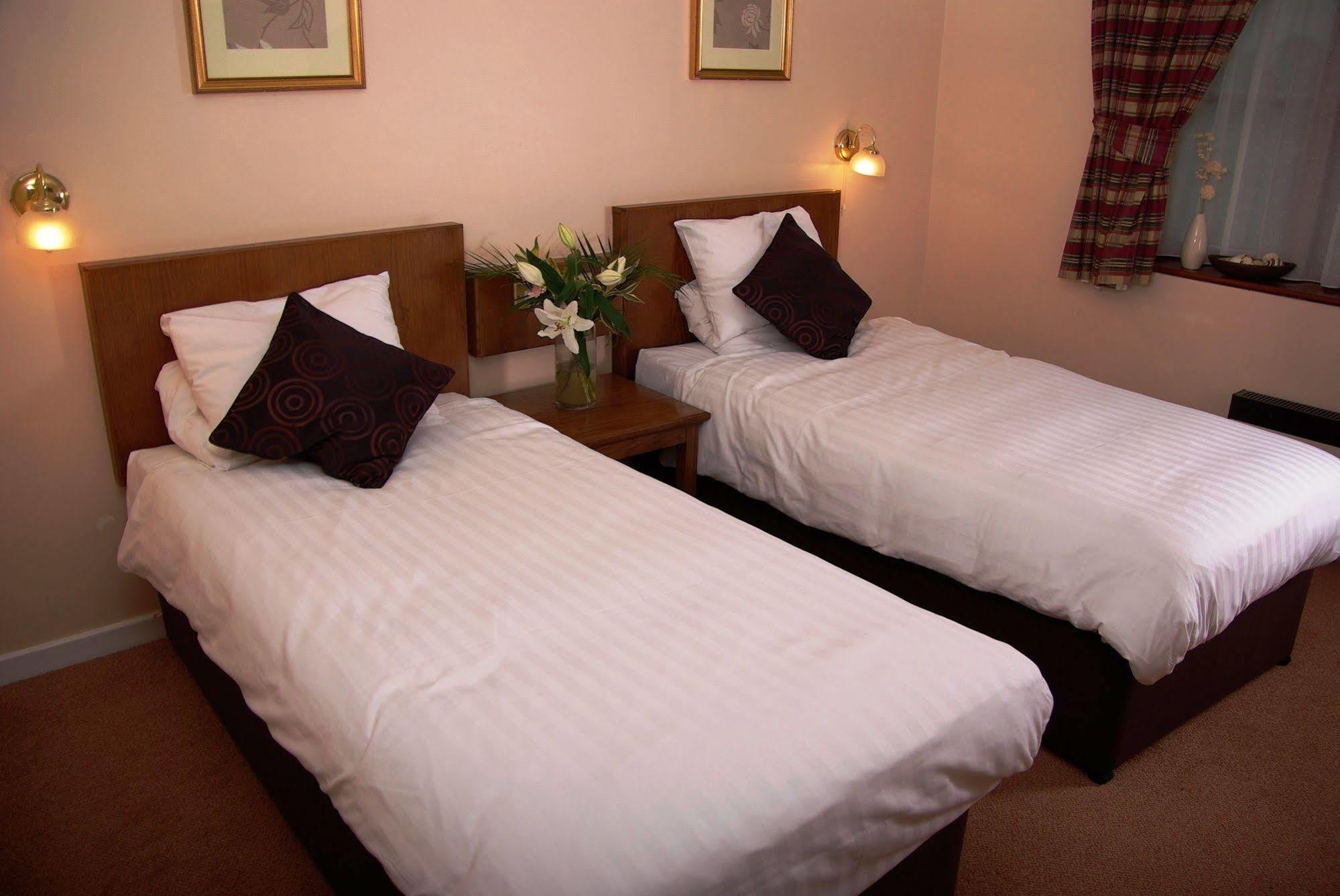 Beaufort Park Hotel Молд Стая снимка