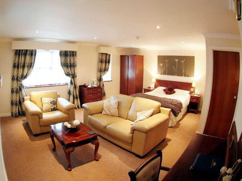 Beaufort Park Hotel Молд Екстериор снимка