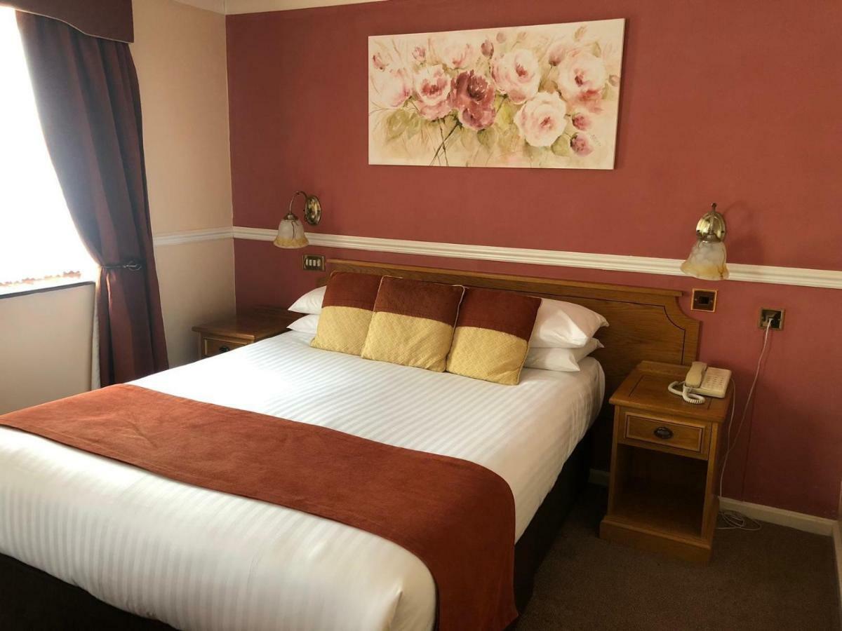 Beaufort Park Hotel Молд Екстериор снимка